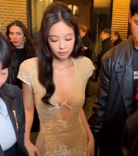 제니 장폴고티에 쇼도 찢었다