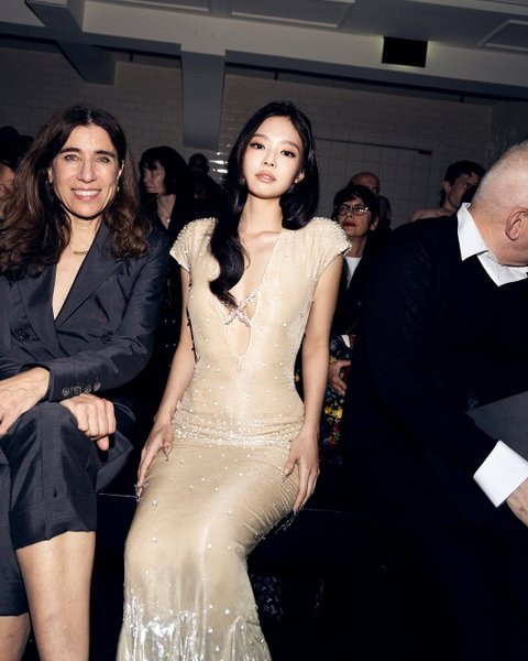 제니 장폴고티에 쇼도 찢었다