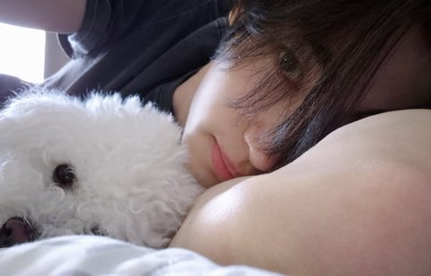 박성훈 강아지랑 찍은 침대셀카 미쳤다