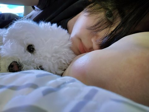 박성훈 강아지랑 찍은 침대셀카 미쳤다