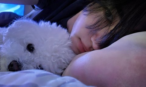 박성훈 강아지랑 찍은 침대셀카 미쳤다