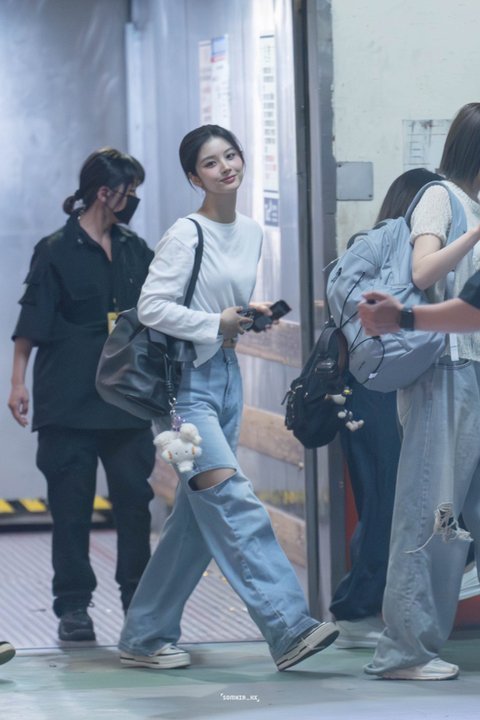 설윤 이 짤 ㄹㅇ 연예인 그 자체다