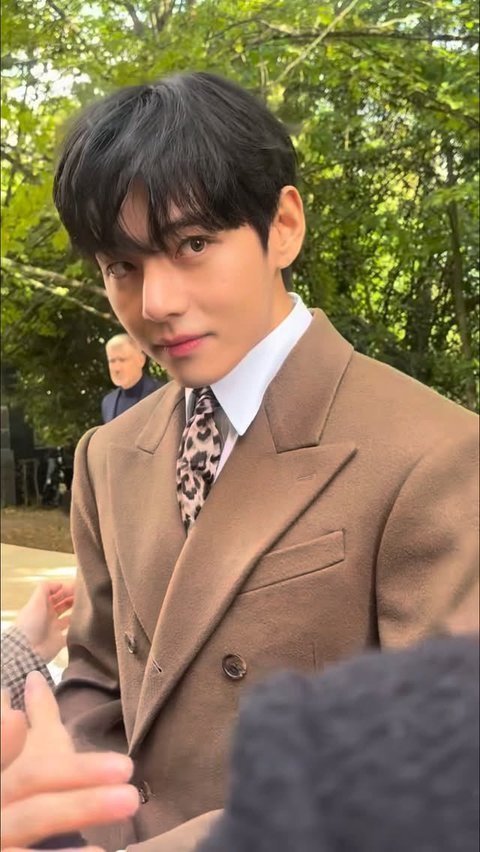 뷔 실물은 얼마나 잘생긴걸까